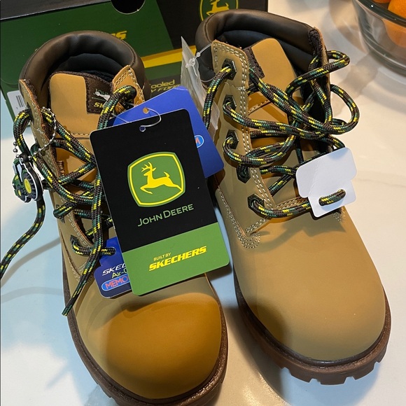 New In Box Skechers Kids Boots -Wheat and Green Rugged Dozer John Deere NWT 12.5 - Picture 3 of 8